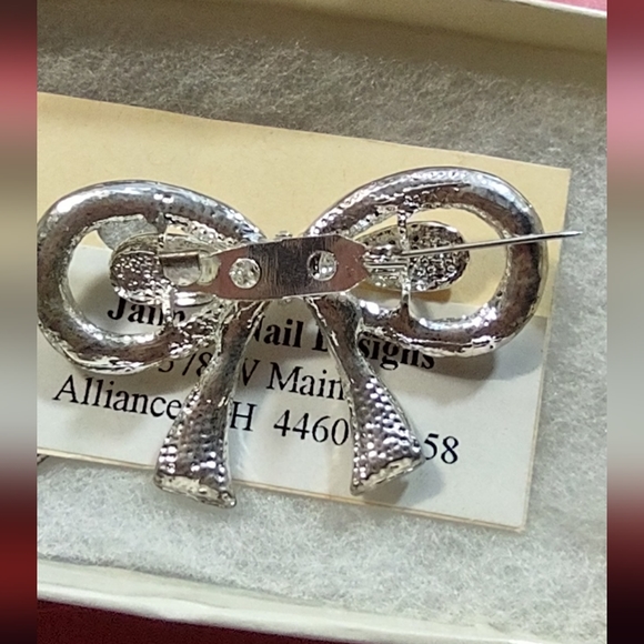 AB Crystal Bow Brooch - Picture 10 of 12